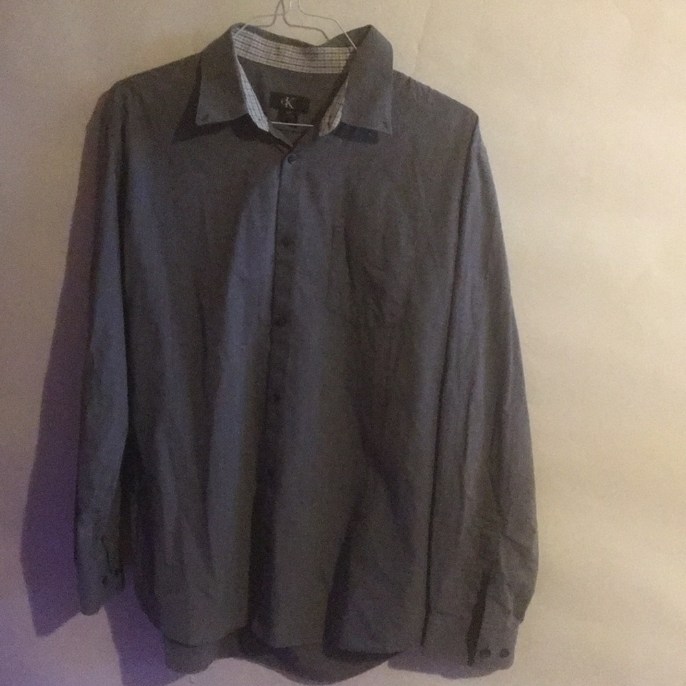 Men’s Calvin Kline button up shirt size large.